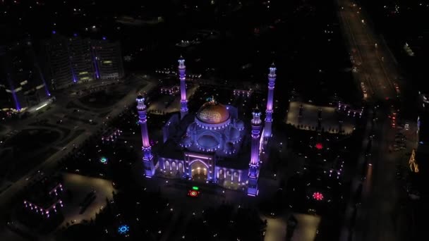 Mezquita El orgullo de los musulmanes lleva el nombre del profeta Mahoma en la ciudad de Shali. La mezquita más grande de Europa. Vista aérea — Vídeos de Stock