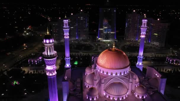 Mezquita El orgullo de los musulmanes lleva el nombre del profeta Mahoma en la ciudad de Shali. La mezquita más grande de Europa. Vista aérea — Vídeos de Stock