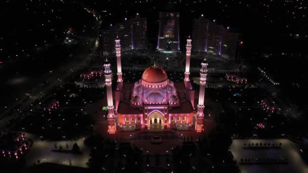 Мечеть Гордость мусульман названа в честь пророка Мухаммеда в городе Шали. Самая большая мечеть в Европе. Вид с воздуха — стоковое видео