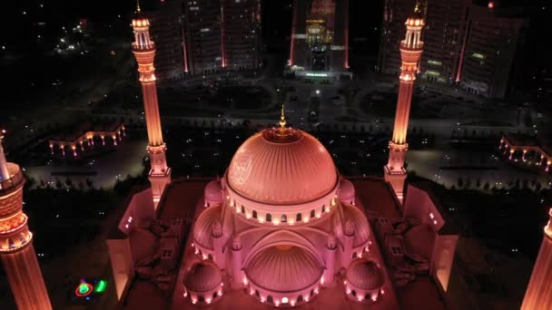 Mesquita Orgulho de muçulmanos nomeado após o profeta Maomé na cidade de Shali. A maior mesquita da Europa. Vista aérea — Vídeo de Stock