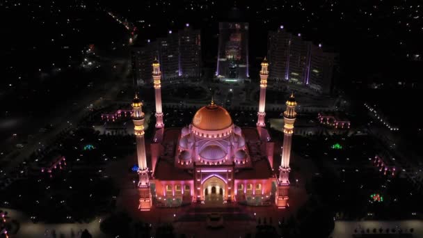 Meczet Duma muzułmanów nazwany na cześć proroka Mahometa w mieście Shali. Największy meczet w Europie. Widok z lotu ptaka — Wideo stockowe