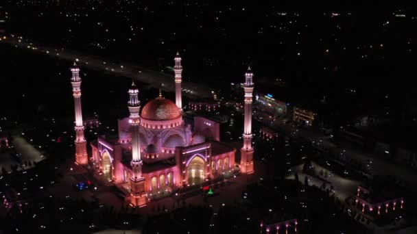 Mezquita El orgullo de los musulmanes lleva el nombre del profeta Mahoma en la ciudad de Shali. La mezquita más grande de Europa. Vista aérea — Vídeos de Stock