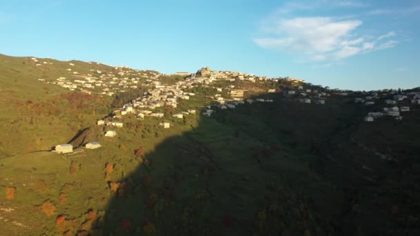 Daken van het hooggebergte dorp Kubachi. Aul Kubachi is het beroemde dorp van wereldberoemde juweliers en goudsmeden. Rusland, Republiek Dagestan — Stockvideo