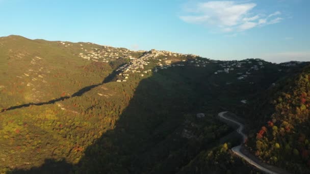 Telhados da aldeia montanhosa de Kubachi. Aul Kubachi é a famosa aldeia de joalheiros e ourives mundialmente famosos. Rússia, República do Daguestão — Vídeo de Stock