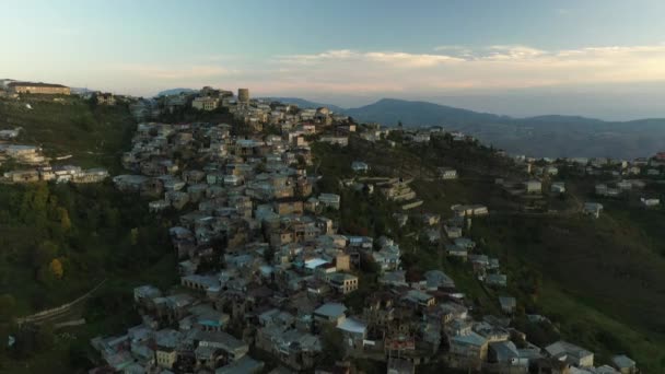 Kubachi 'nin yüksek dağlık köyünün çatıları. Aul Kubachi dünyaca ünlü kuyumcuların ve kuyumcuların olduğu ünlü bir köydür. Rusya, Dağıstan Cumhuriyeti — Stok video