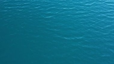 Suyun yüzeyi, mavi su gölü kuş uçuşu yüksekliğinde küçük bir dalga.