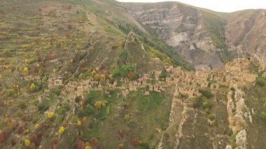 Gamsutl köyü, dağlarda terk edilmiş. Zaptedilemez tepe kalesi. Hayalet kasaba, eski bir yerleşim yerinin kalıntıları. Dağıstan dağlarındaki terk edilmiş eski bir köyün 4k hava manzarası