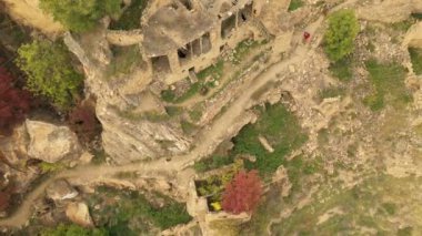 Gamsutl köyü, dağlarda terk edilmiş. Zaptedilemez tepe kalesi. Hayalet kasaba, eski bir yerleşim yerinin kalıntıları. Dağıstan dağlarındaki terk edilmiş eski bir köyün 4k hava manzarası