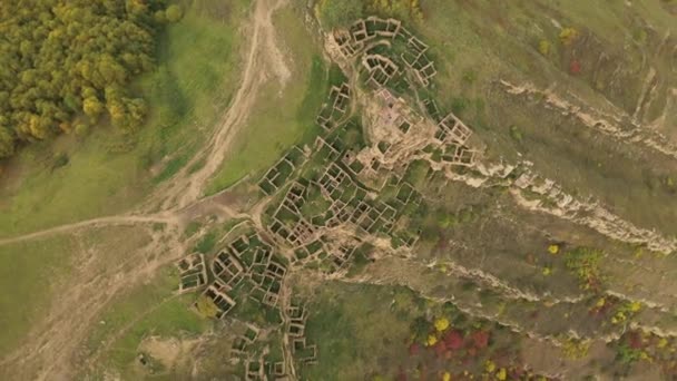 Abandonado en las montañas, el pueblo de Gamsutl. Fortaleza inexpugnable en la cima. Pueblo fantasma, ruinas de un antiguo asentamiento. 4k vista aérea de un antiguo pueblo abandonado en las montañas de Daguestán — Vídeo de stock