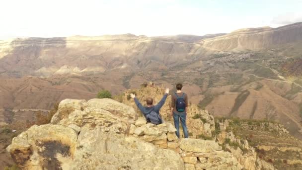 Abandonado en las montañas, el pueblo de Gamsutl. Fortaleza inexpugnable en la cima. Pueblo fantasma, ruinas de un antiguo asentamiento. 4k vista aérea de un antiguo pueblo abandonado en las montañas de Daguestán — Vídeo de stock