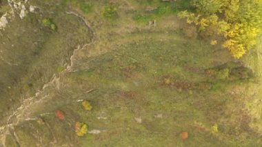 Gamsutl köyü, dağlarda terk edilmiş. Zaptedilemez tepe kalesi. Hayalet kasaba, eski bir yerleşim yerinin kalıntıları. Dağıstan dağlarındaki terk edilmiş eski bir köyün 4k hava manzarası