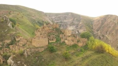 Gamsutl köyü, dağlarda terk edilmiş. Zaptedilemez tepe kalesi. Hayalet kasaba, eski bir yerleşim yerinin kalıntıları. Dağıstan dağlarındaki terk edilmiş eski bir köyün 4k hava manzarası