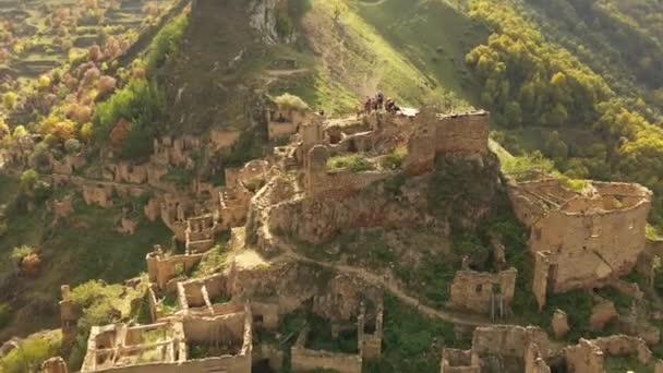 Övergiven i bergen, byn Gamsutl. Impregnerbar fästning. Spökstaden, ruinerna av en gammal bosättning. 4k antenn utsikt över en gammal övergiven by i Dagestan bergen — Stockvideo