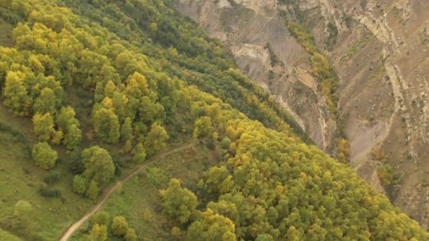 Övergiven i bergen, byn Gamsutl. Impregnerbar fästning. Spökstaden, ruinerna av en gammal bosättning. 4k antenn utsikt över en gammal övergiven by i Dagestan bergen — Stockvideo