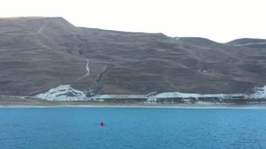 Packraft, keşif gezisi için ya da gölde yarışmak için kullanılan tek kişilik hafif sal, dağ gölünde uçan şişme tekne. 4k hava görüntüsü