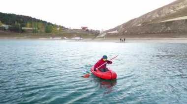 Packraft, keşif gezisi için ya da gölde yarışmak için kullanılan tek kişilik hafif sal, dağ gölünde uçan şişme tekne. 4k hava görüntüsü