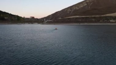 Packraft, keşif gezisi için ya da gölde yarışmak için kullanılan tek kişilik hafif sal, dağ gölünde uçan şişme tekne. 4k hava görüntüsü