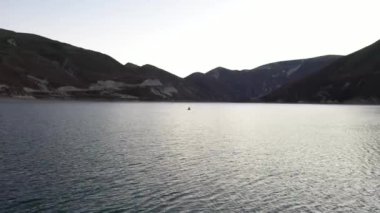 Packraft, keşif gezisi için ya da gölde yarışmak için kullanılan tek kişilik hafif sal, dağ gölünde uçan şişme tekne. 4k hava görüntüsü
