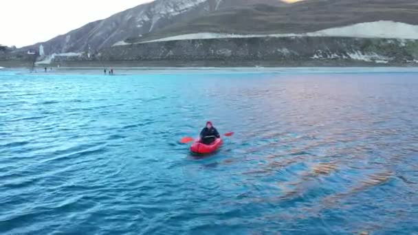 Packraft, een-persoons licht vlot gebruikt voor expeditie of avontuur racen op een meer, opblaasbare boot Rijden op een bergmeer. 4k bovenaanzicht — Stockvideo