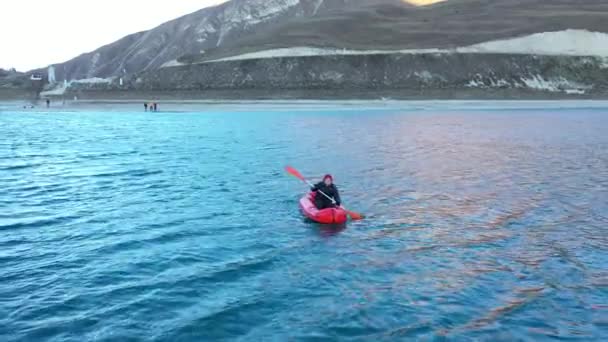 Packraft, keşif gezisi için ya da gölde yarışmak için kullanılan tek kişilik hafif sal, dağ gölünde uçan şişme tekne. 4k hava görüntüsü — Stok video