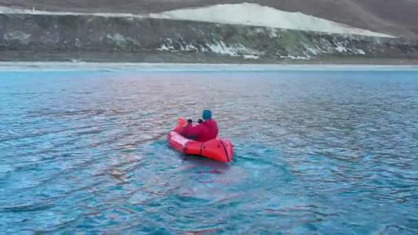 Packraft, een-persoons licht vlot gebruikt voor expeditie of avontuur racen op een meer, opblaasbare boot Rijden op een bergmeer. 4k bovenaanzicht — Stockvideo