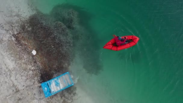 Packraft, een-persoons licht vlot gebruikt voor expeditie of avontuur racen op een meer, opblaasbare boot Rijden op een bergmeer. 4k bovenaanzicht — Stockvideo