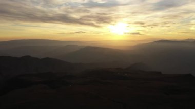 Mayak Dağı 'nda şafak, Dağıstan Dağı ve Kafkasya' nın havadan görünüşü. Renk notu yok.