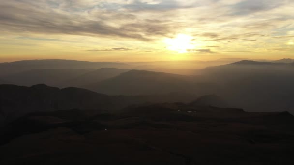 Dawn op Mayak berg, berg Dagestan, en vanuit de lucht uitzicht op de grotere Kaukasus. Geen kleurindeling. — Stockvideo