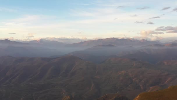 玛雅克山，达吉斯坦山，以及大高加索的空中景观。没有颜色分级. — 图库视频影像