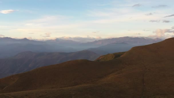 玛雅克山，达吉斯坦山，以及大高加索的空中景观。没有颜色分级. — 图库视频影像