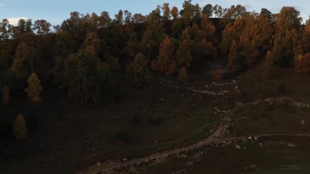 Αυγή στο βουνό Mayak, στο βουνό Dagestan, και εναέρια θέα του μεγαλύτερου Καυκάσου. Χωρίς διαβάθμιση χρώματος. — Αρχείο Βίντεο