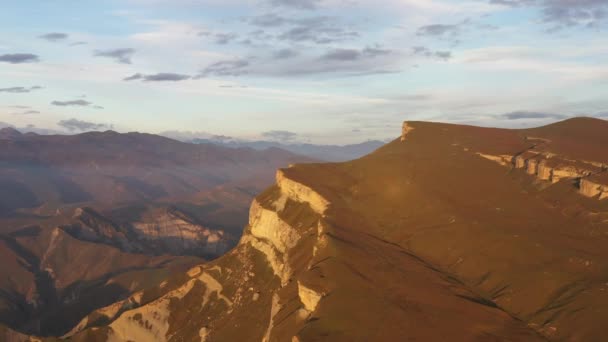 玛雅克山，达吉斯坦山，以及大高加索的空中景观。没有颜色分级. — 图库视频影像
