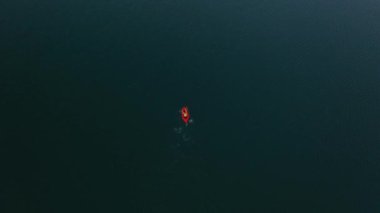 Packraft, keşif gezisi için ya da gölde yarışmak için kullanılan tek kişilik hafif sal, dağ gölünde uçan şişme tekne. 4k hava görüntüsü