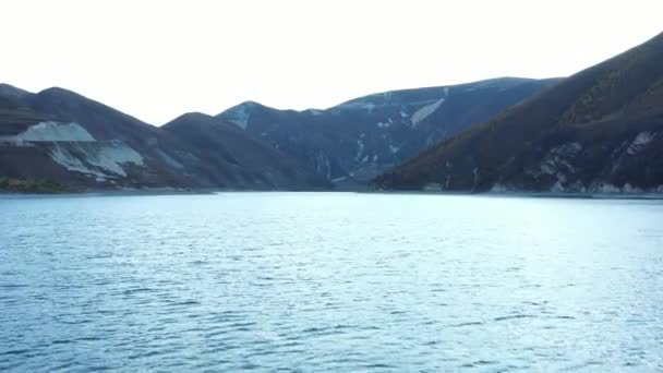 Superficie dell'acqua, il lago di acqua azzurra piccola onda con altezza di volo di uccelli — Video Stock