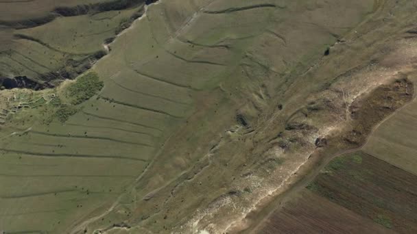 Ubicación estimada del Arca Noahs en las montañas de Chechenia, en la frontera con Daguestán. Esbozos del Arca en el suelo y excavación de artefactos — Vídeos de Stock