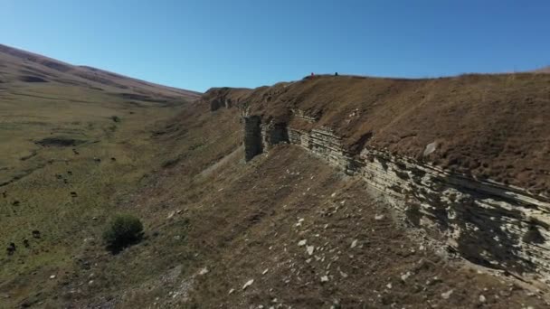 Предполагаемое местоположение Ноахского ковчега в горах Чечни, на границе с Дагестаном. Контуры Ковчега в земле и раскопки артефактов — стоковое видео