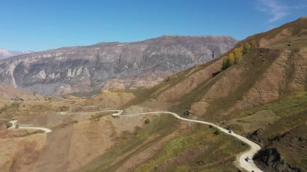 Caminos de Daguestán. Vista aérea del coche que conduce en una carretera de montaña. Hermoso camino de montaña. Estamos conduciendo por un camino de montaña. Viaje por carretera. Paisaje de montaña — Vídeos de Stock