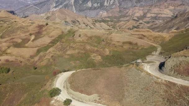 Drogi Dagestanu. Widok z lotu ptaka na górską drogę. Piękna górska droga. Jechaliśmy górską drogą. Wycieczka. Krajobraz górski — Wideo stockowe