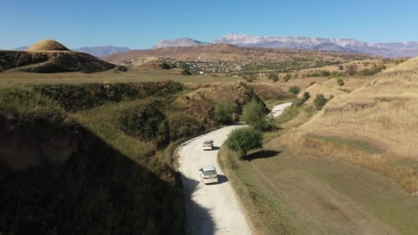 Дороги Дагестана. Вид с воздуха на движение автомобиля по горной дороге. Красивая горная дорога. Мы едем по горной дороге. Дорожное путешествие. Горный пейзаж — стоковое видео