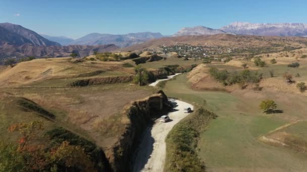 Wegen van Dagestan. Luchtfoto van auto rijden op een bergweg. Prachtige bergweg. We rijden over een bergweg. Een reisje. Berglandschap — Stockvideo