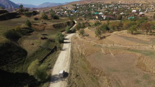 Wegen van Dagestan. Luchtfoto van auto rijden op een bergweg. Prachtige bergweg. We rijden over een bergweg. Een reisje. Berglandschap — Stockvideo