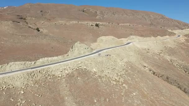 Routes du Daghestan. Vue aérienne de la voiture conduisant sur une route de montagne. Belle route de montagne. Nous roulons le long d'une route de montagne. Road trip. Paysage de montagne — Video