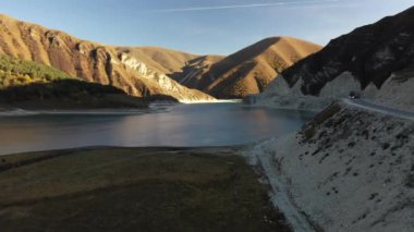 Dağıstan yolları. Dağ yolunda giden arabanın hava görüntüsü. Güzel dağ yolu. Bir dağ yolu boyunca araba sürüyoruz. Yolculuk. Dağ manzarası