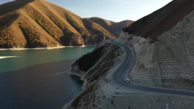 Dağ Gölü. Güzel dağ yolu. Sakin göl üzerinde uçmak, yol gezisi. Dağ manzarası