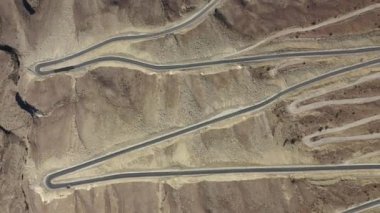 Dağıstan yolları. Hava manzarası, dağ yılanı, geçitten yukarı giden yol. Güzel dağ yolu. Bir dağ yolu boyunca araba sürüyoruz. Yolculuk. Dağ manzarası