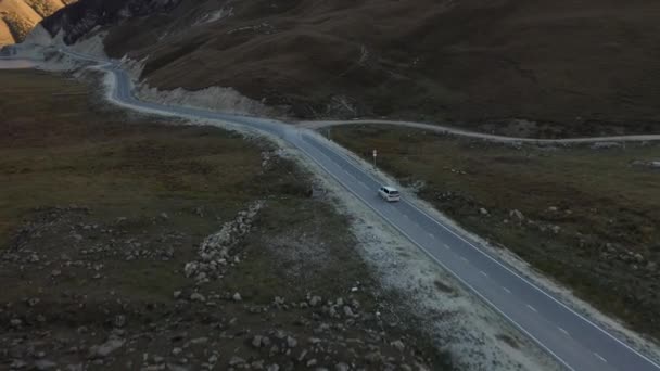 Silnice v Dagestánu. Letecký pohled na auto jedoucí po horské silnici. Krásná horská cesta. Jedeme po horské cestě. Výlet. Horská krajina — Stock video