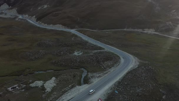 Wegen van Dagestan. Luchtfoto van auto rijden op een bergweg. Prachtige bergweg. We rijden over een bergweg. Een reisje. Berglandschap — Stockvideo