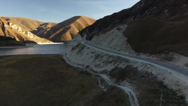 Estradas do Daguestão. Vista aérea do carro dirigindo em uma estrada de montanha. Bela estrada de montanha. Estamos dirigindo ao longo de uma estrada de montanha. Viagem de carro. Paisagem montesa — Vídeo de Stock