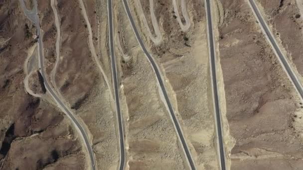 Wegen van Dagestan. Uitzicht vanuit de lucht, bergserpentijn, weg omhoog door de pas. Prachtige bergweg. We rijden over een bergweg. Een reisje. Berglandschap — Stockvideo