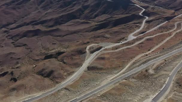 Estradas do Daguestão. Vista aérea, Serpentina de montanha, estrada para cima através do desfiladeiro. Bela estrada de montanha. Estamos dirigindo ao longo de uma estrada de montanha. Viagem de carro. Paisagem montesa — Vídeo de Stock